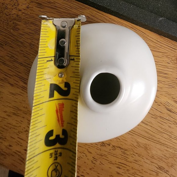 A pair of white ceramic bud vases - Picture 8 of 8